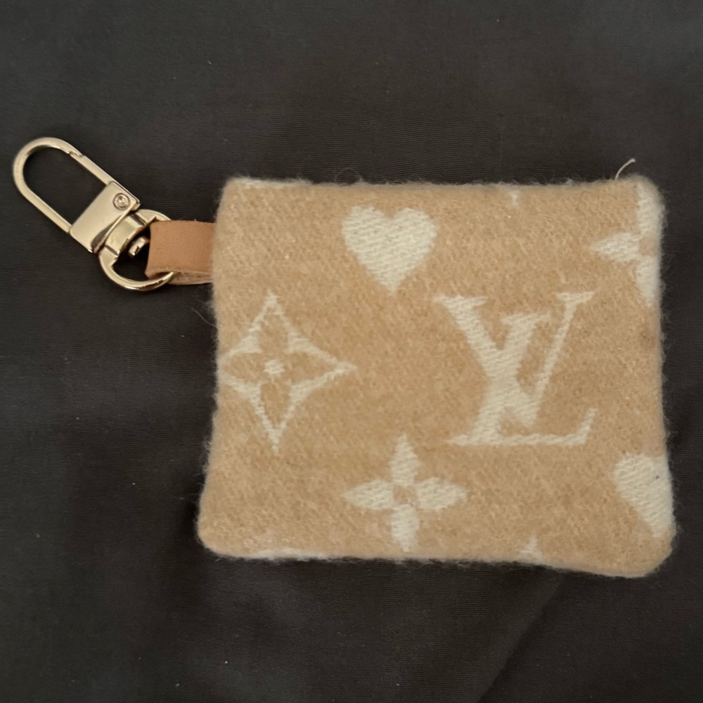 Viral Airpod Monogram Holder